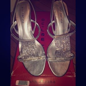 🆕 in box! 7.5! Ann Marino silver bling heels!